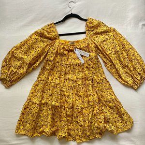 Alice + Olivia Rowen Tiered Floral Satin Mini Dress In Marigold